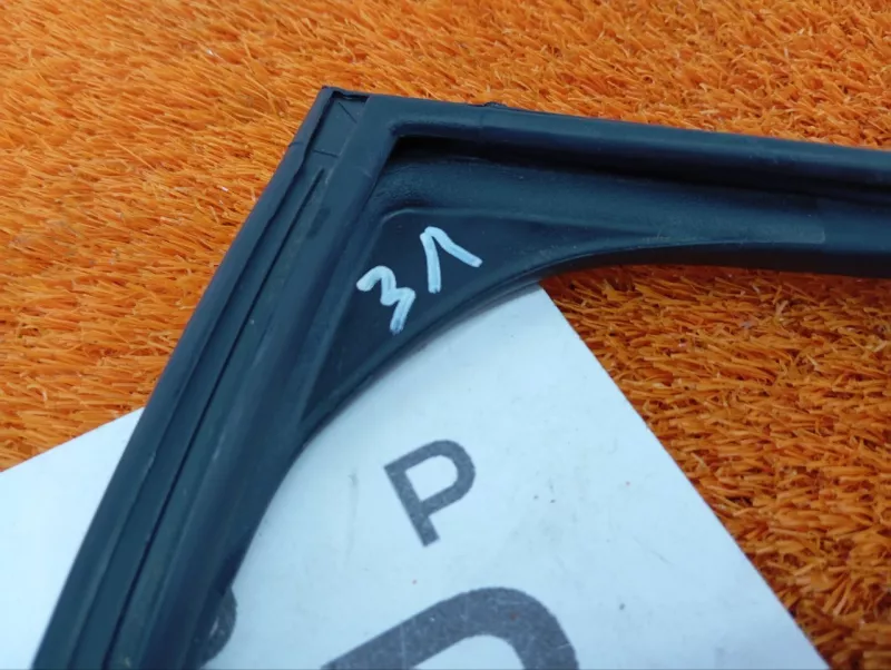 Уплотнитель стекла двери