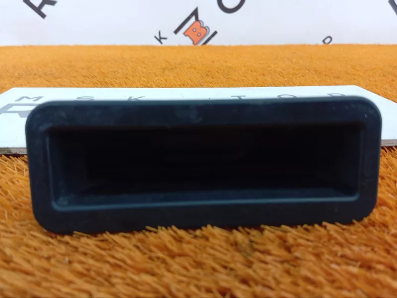 Кнопка открывания багажника