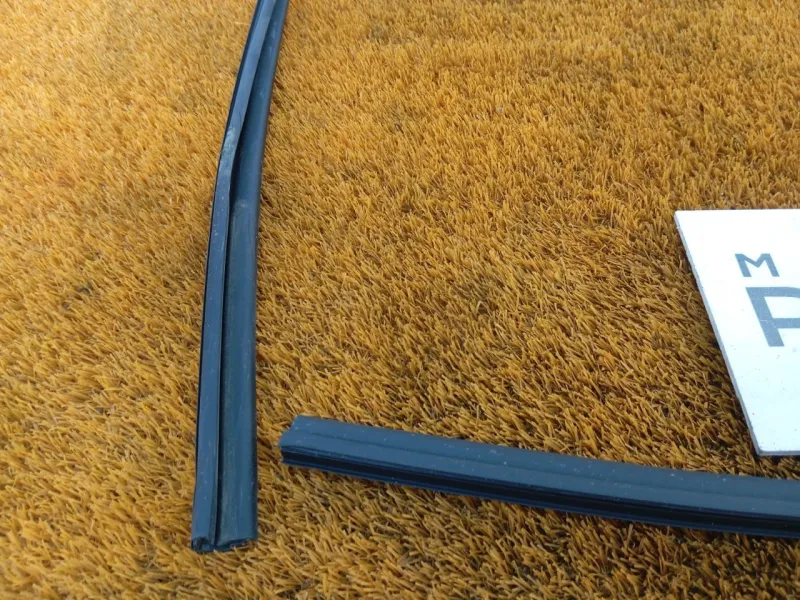 Уплотнитель стекла двери