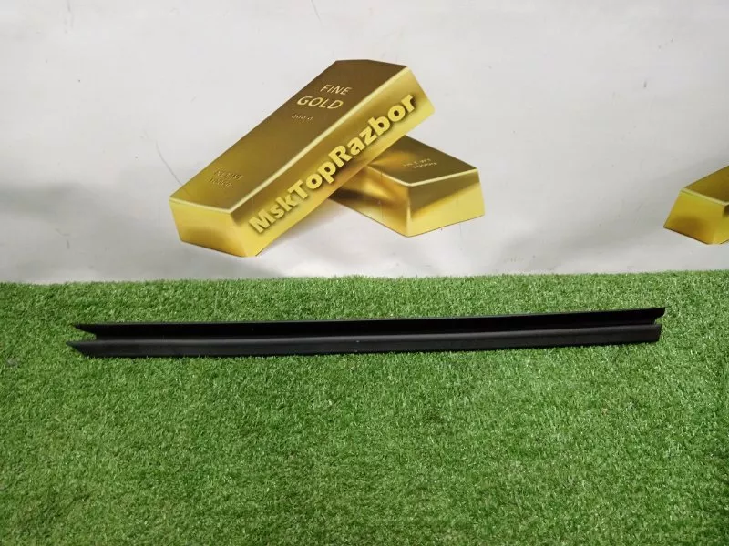 Направляющая стекла двери