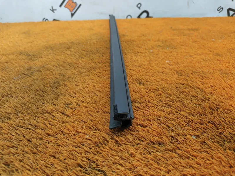 Уплотнитель стекла двери