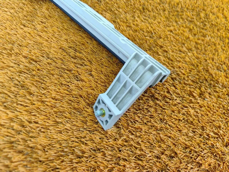 Направляющая стекла двери