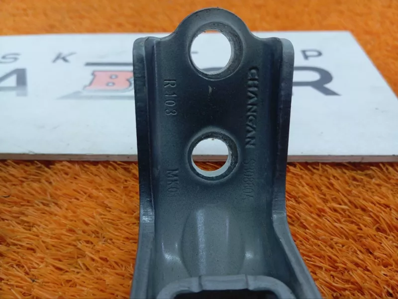 Петля двери