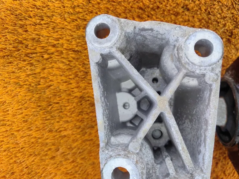 Подушка двигателя