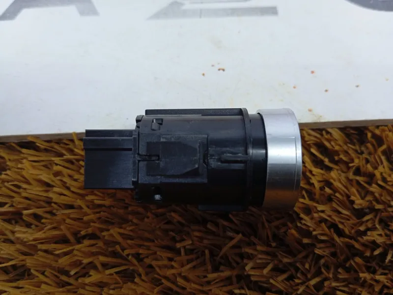 Кнопка запуска двигателя