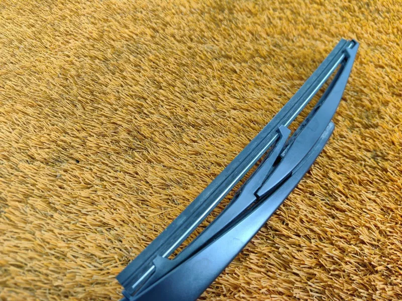 Поводок стеклоочистителя багажника