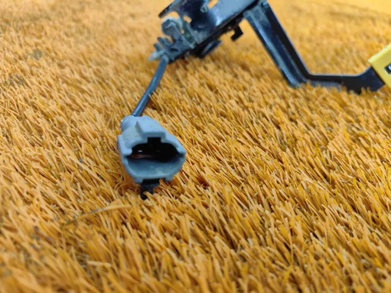 Замок капота