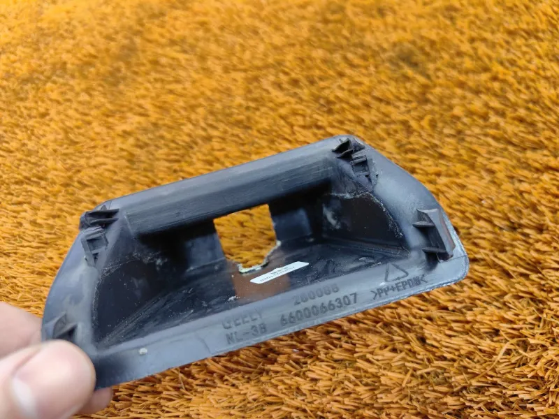 Накладка замка багажника