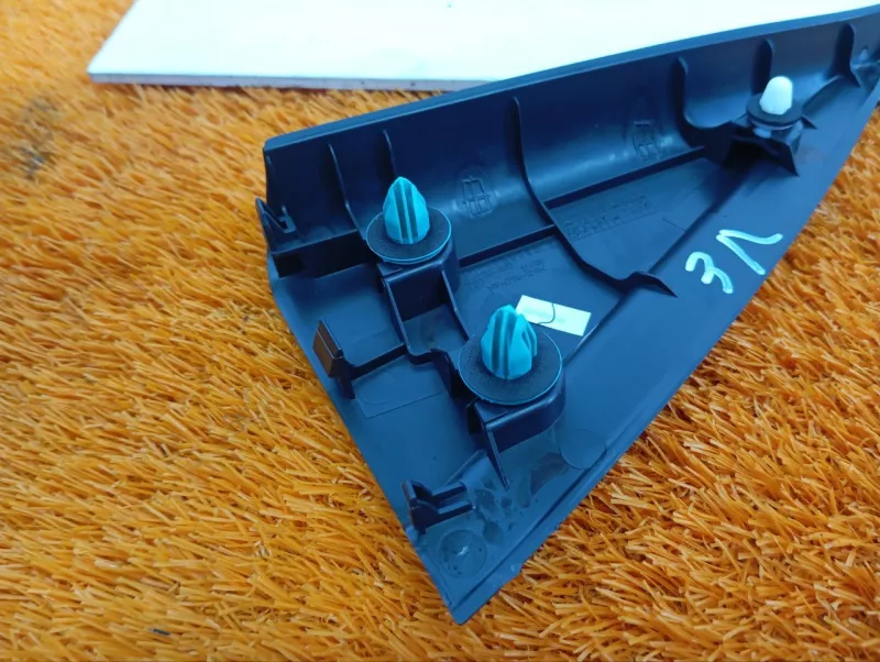 Уголок двери