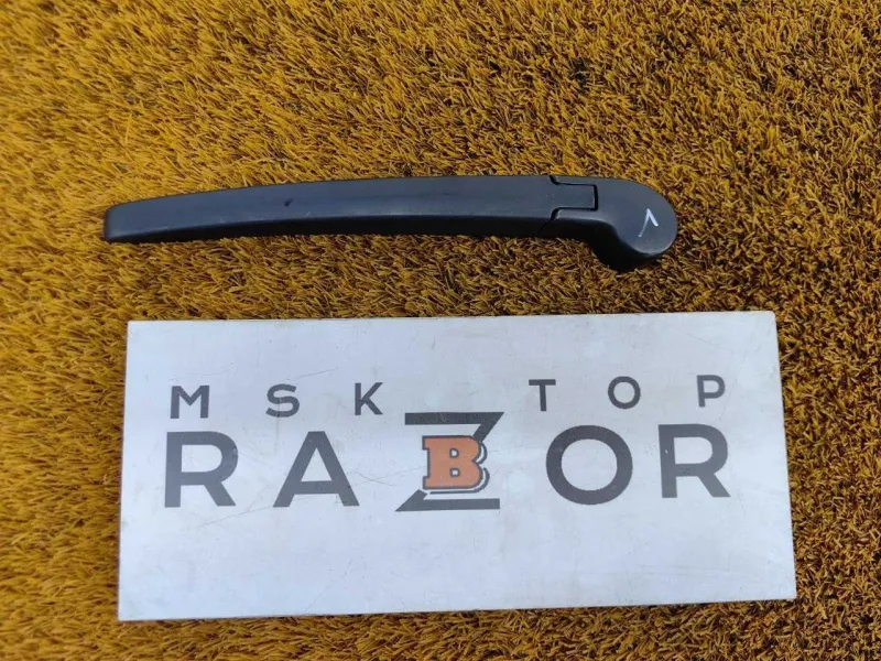 Поводок стеклоочистителя багажника