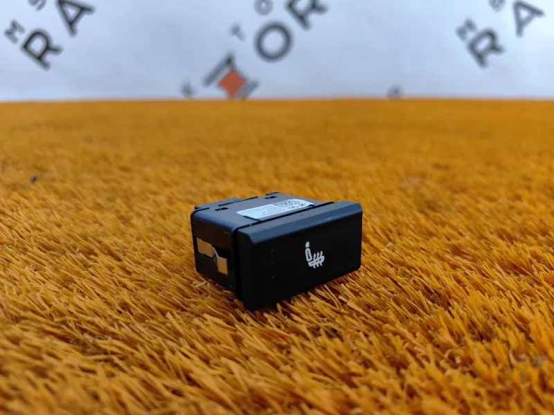 Кнопка обогрева сидений