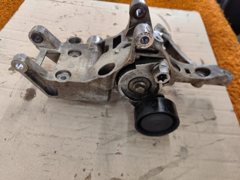 Кронштейн генератора