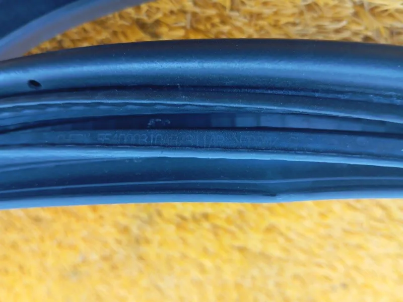 Уплотнитель проема двери