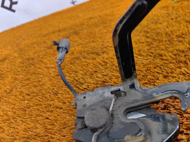 Замок капота