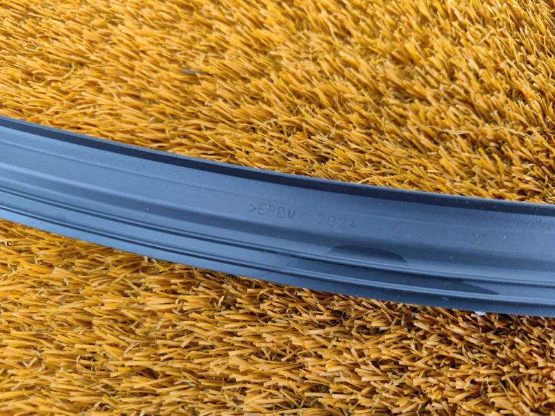 Уплотнитель стекла двери