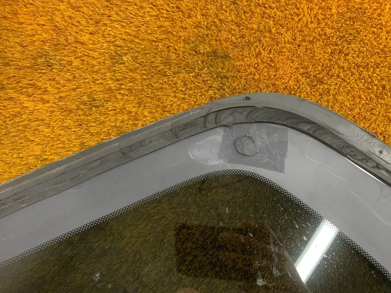 Стекло кузовное глухое