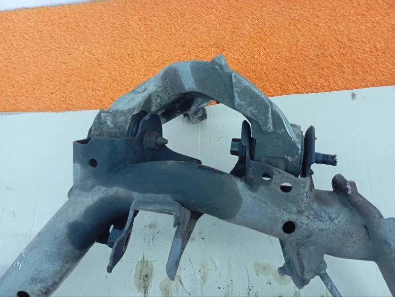 Кулак поворотный