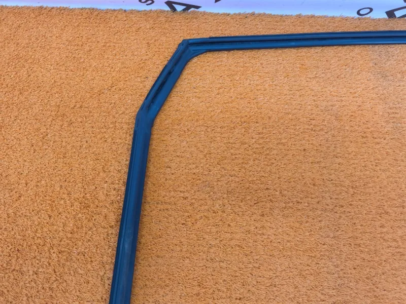 Уплотнитель стекла двери