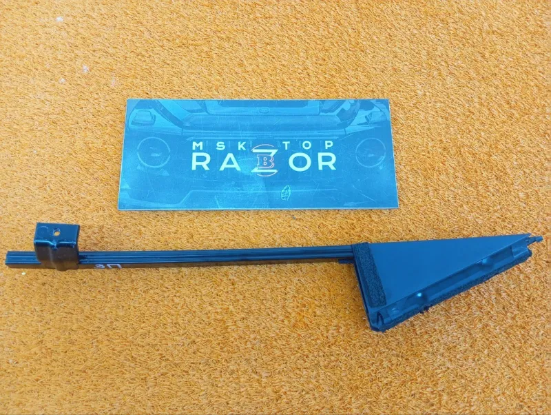 Направляющая стекла двери