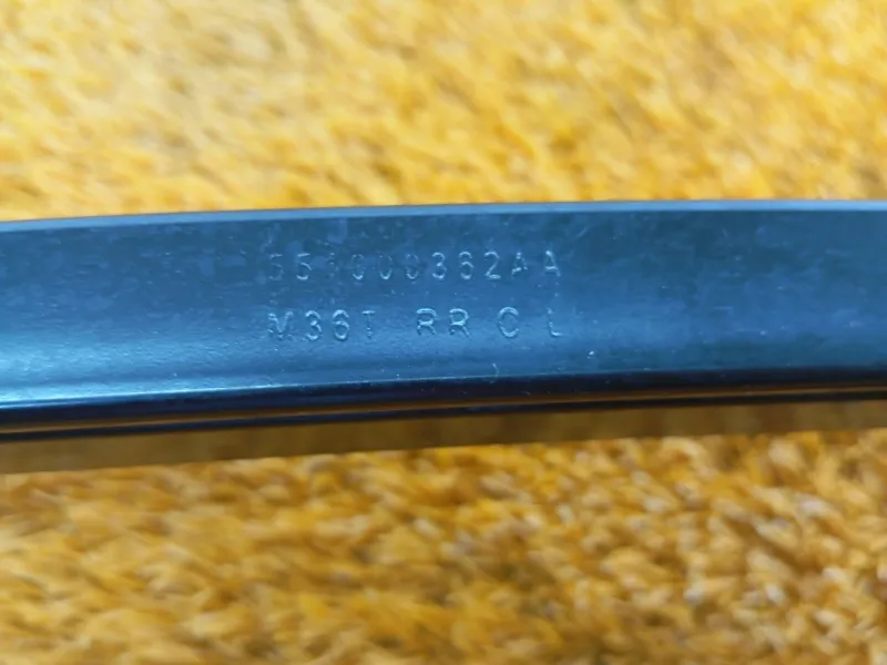 Направляющая стекла двери