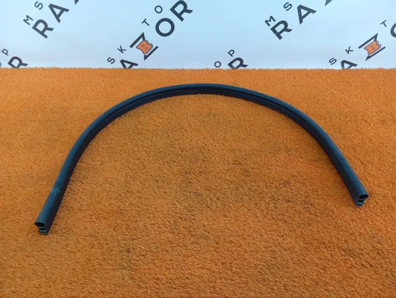 Уплотнитель капота