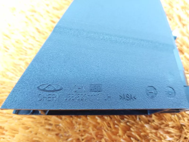 Направляющая стекла двери