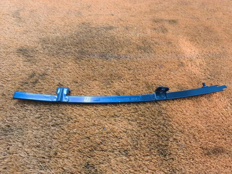 Направляющая стекла двери