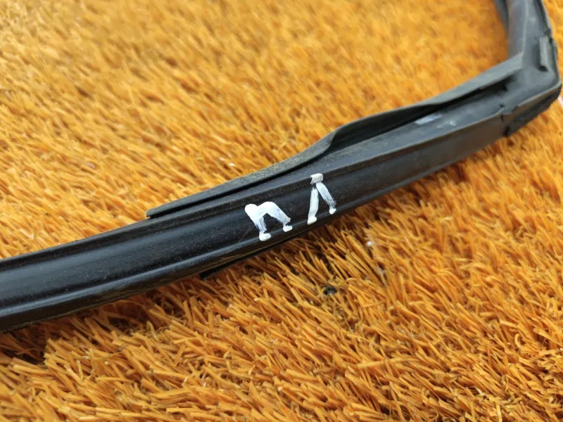 Уплотнитель стекла двери