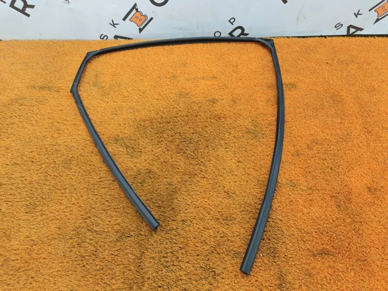 Уплотнитель стекла двери