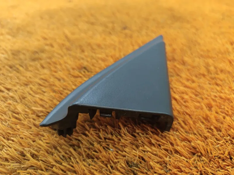 Уголок двери