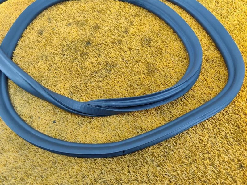 Уплотнитель проема двери