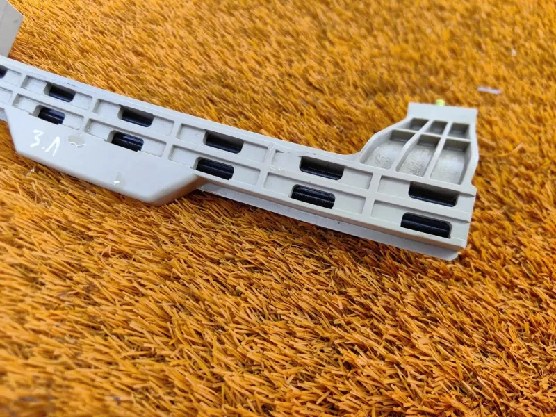 Направляющая стекла двери