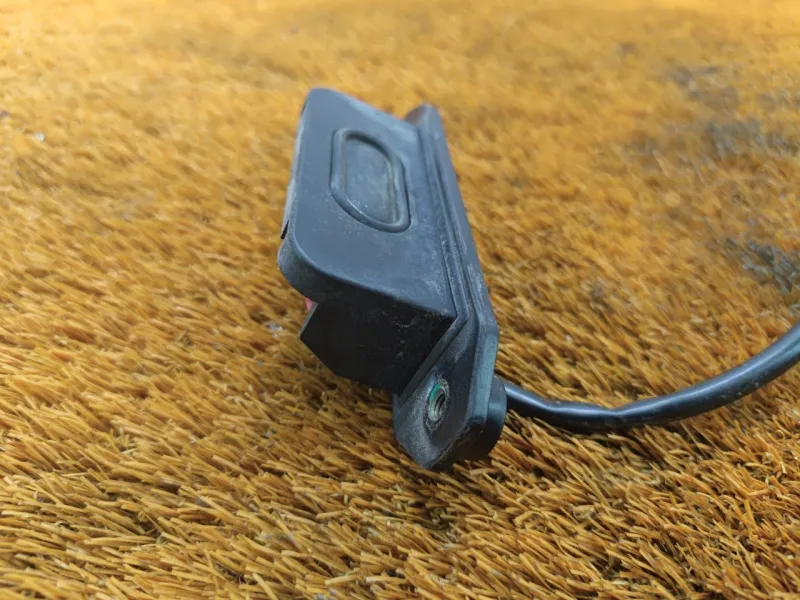 Кнопка открывания багажника