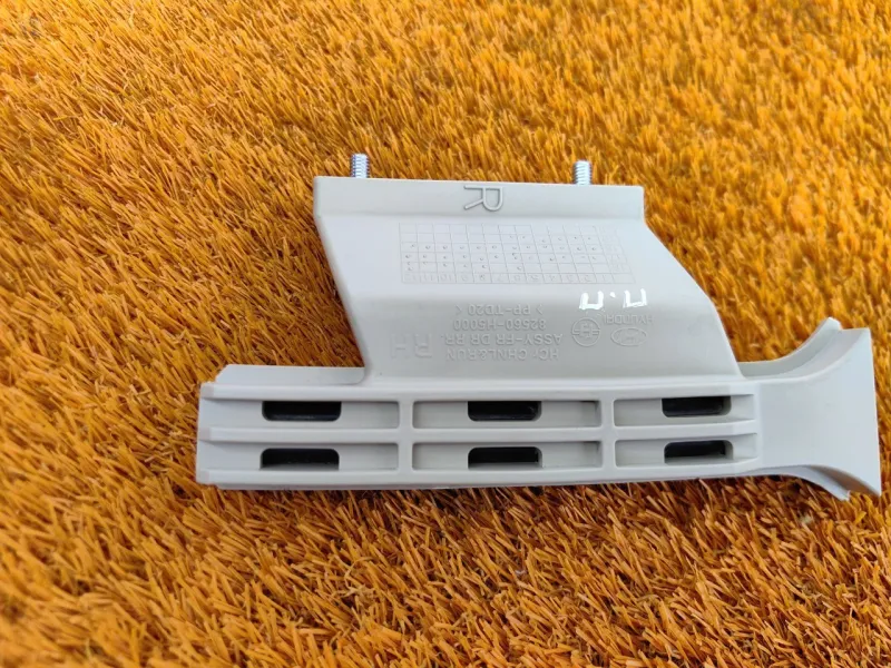 Направляющая стекла двери