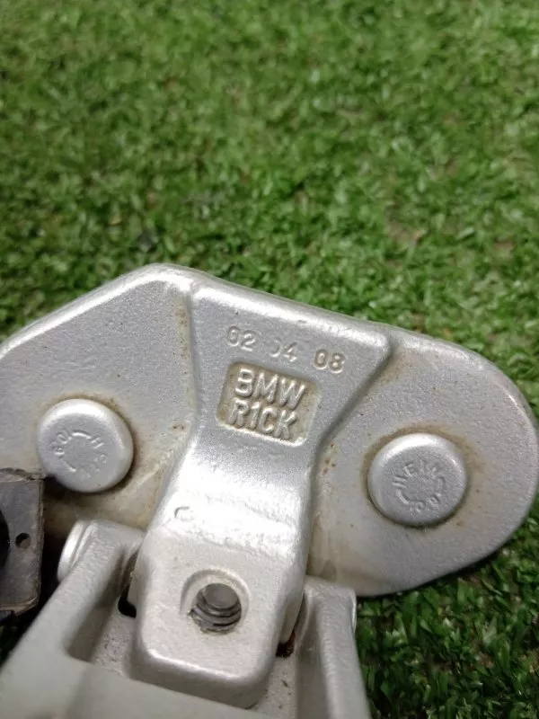 Петля двери багажника