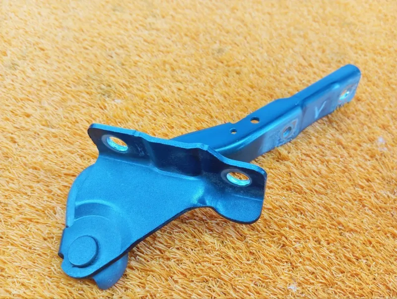 Петля капота