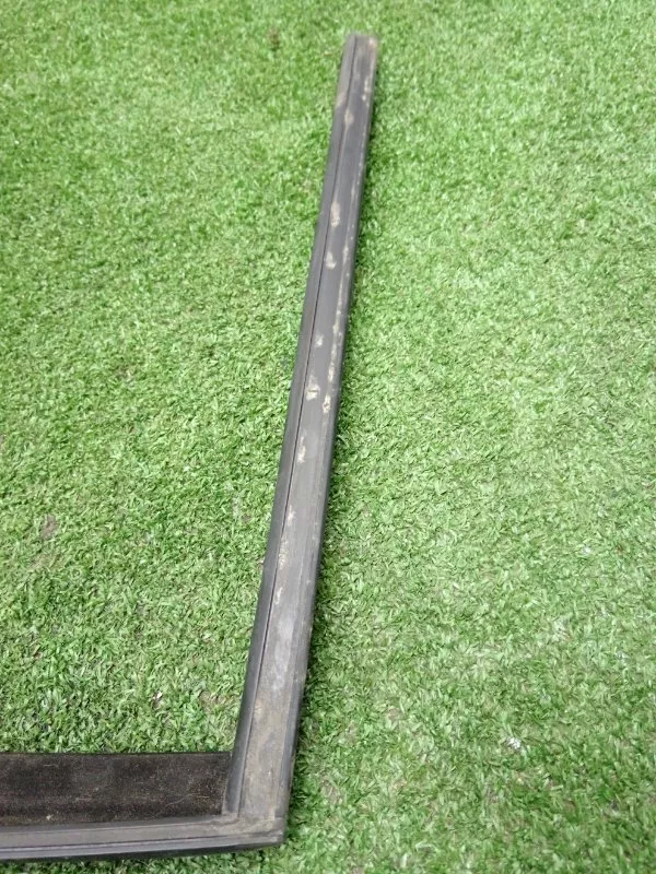 Уплотнитель стекла двери