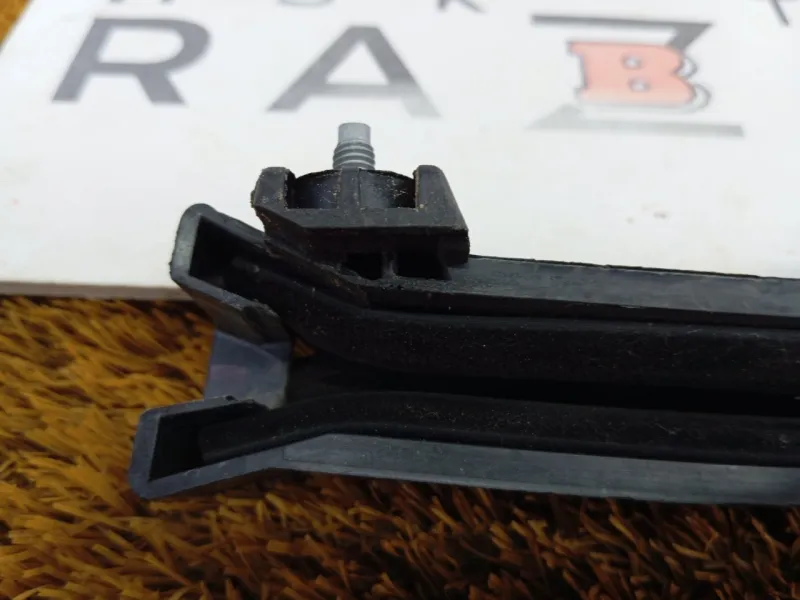 Направляющая стекла двери