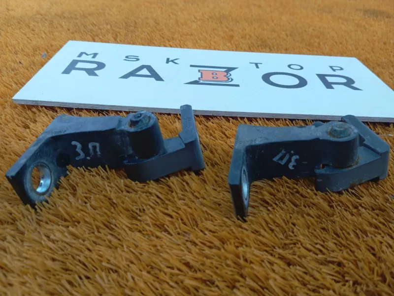 Петля двери