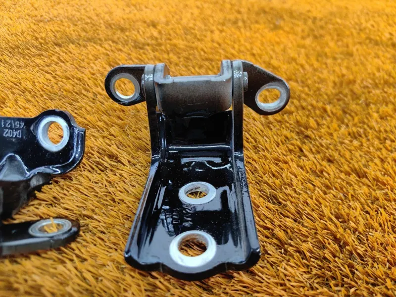 Петля двери