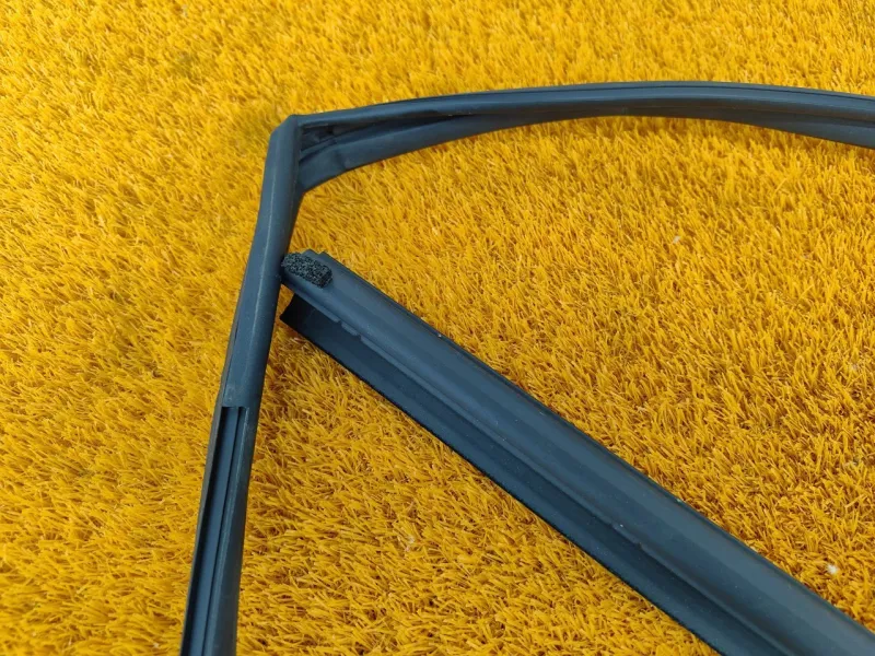 Уплотнитель стекла двери