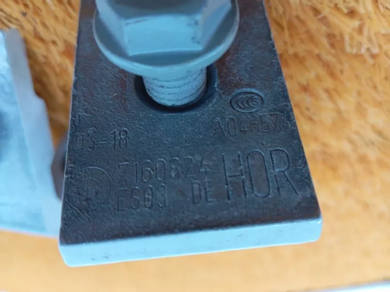 Петля двери