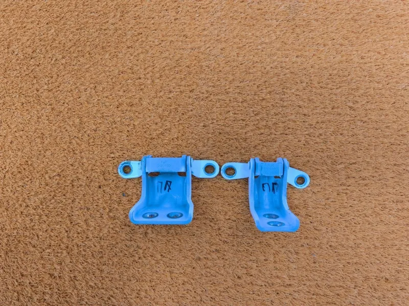 Петля двери