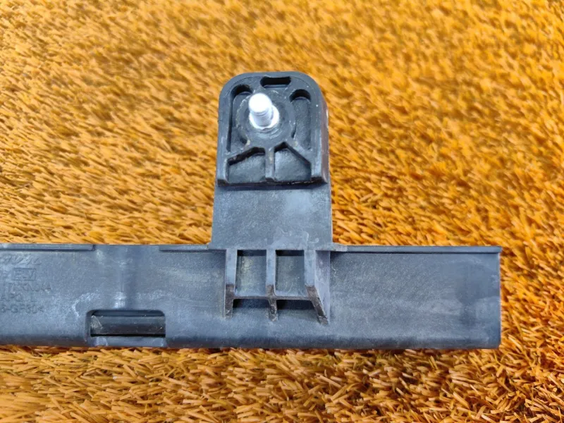 Направляющая стекла двери