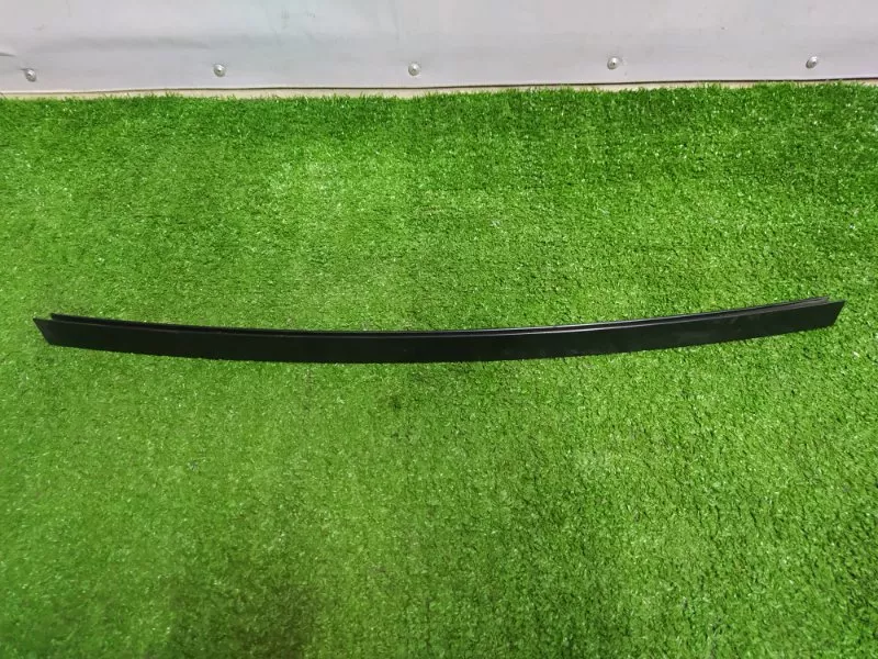 Направляющая стекла двери