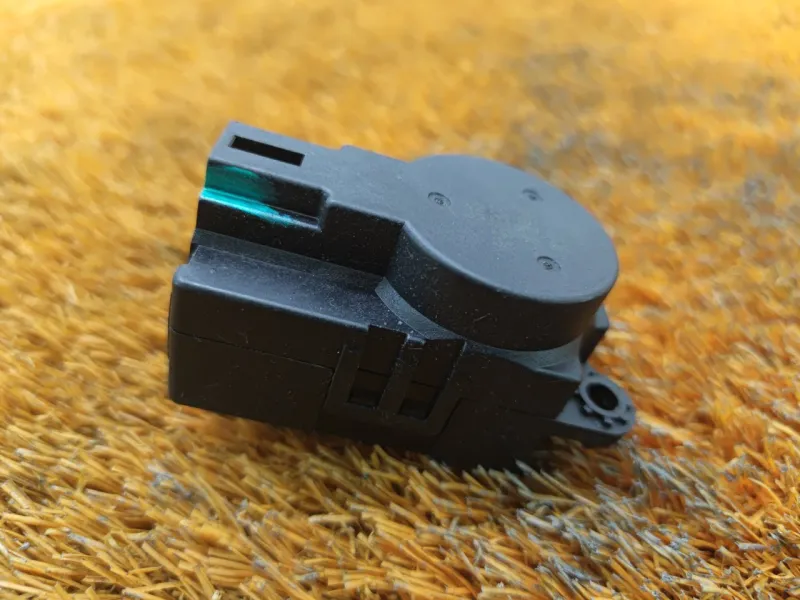 Сервопривод заслонок печки