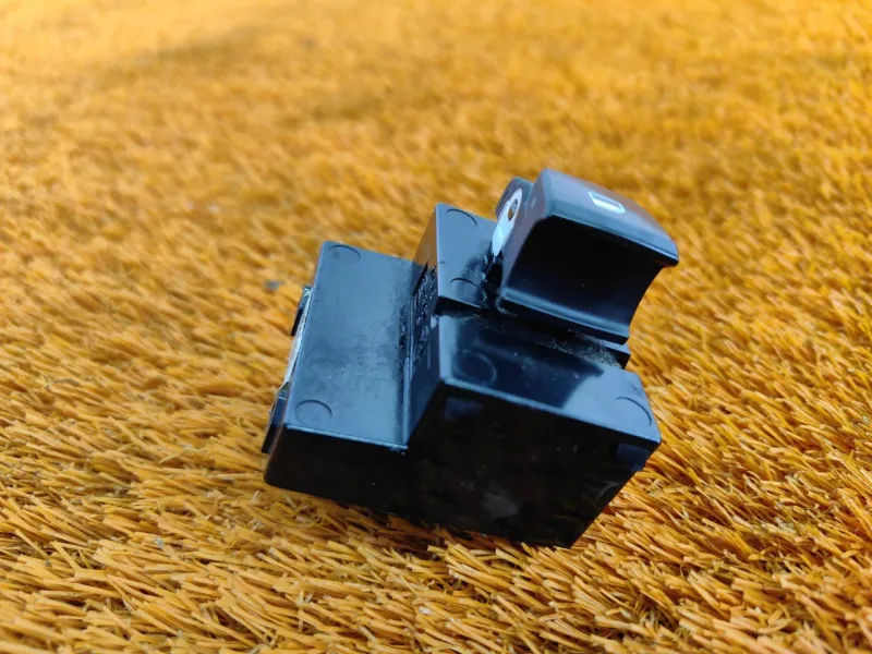 Кнопка стеклоподъемника