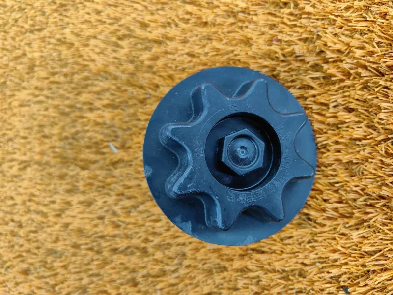 Болт крепления запасного колеса