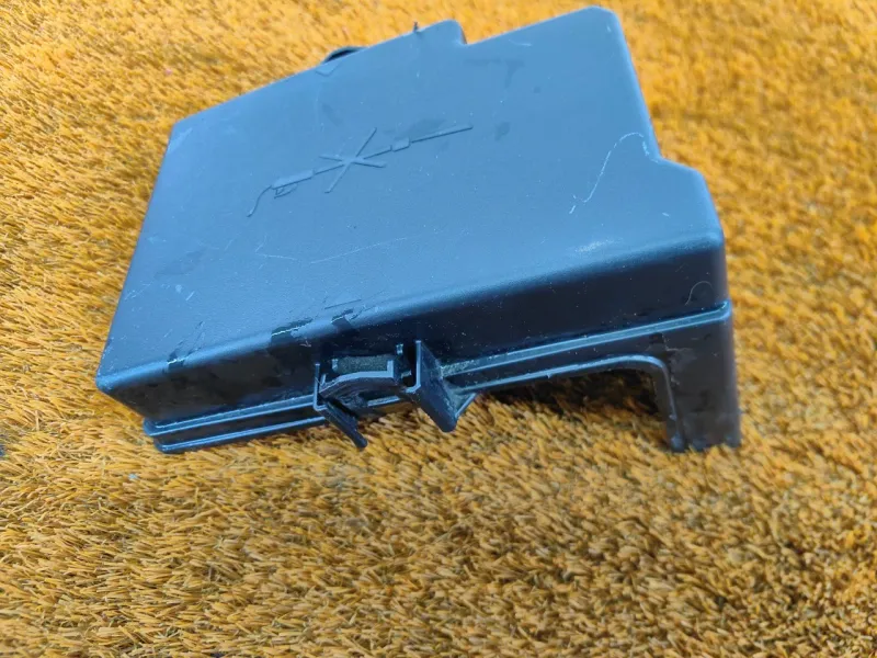 Крышка блока предохранителей