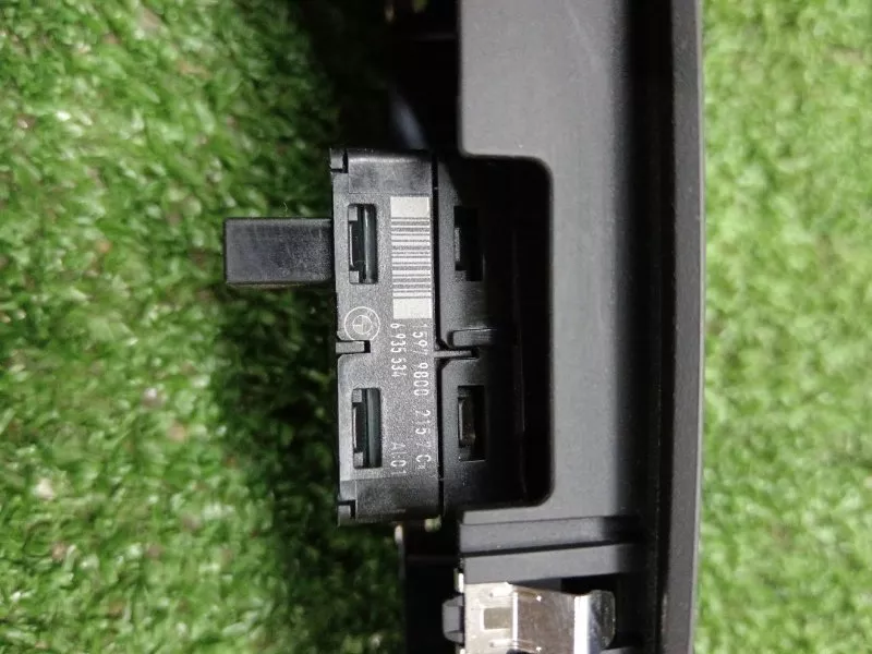 Кнопка стеклоподъемника